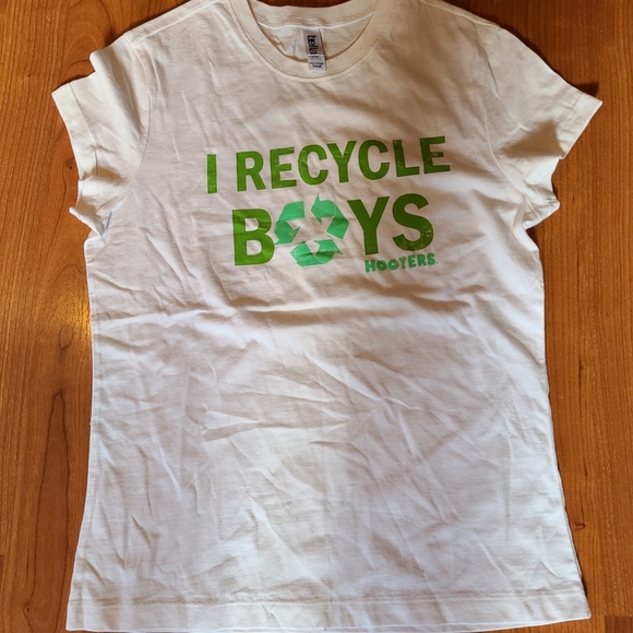 NWOT Hooters small white t-shirt - Picture 5 of 12